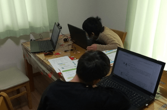 寄贈の学習用端末を熱心に操作する子どもたちの様子