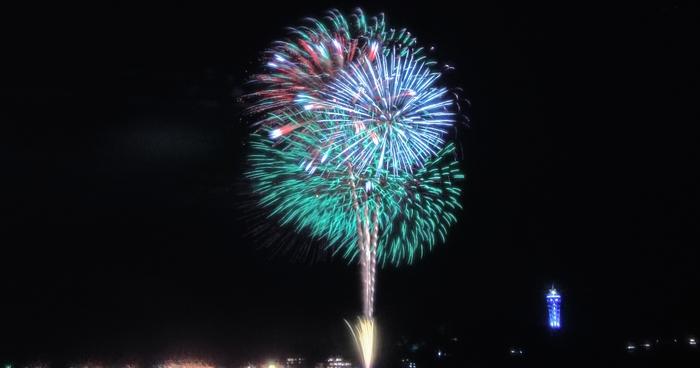 夜空を彩るマイアミビーチショー”夏”花火のイメージ
