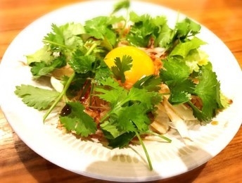 パクチーボンバー(オニスラ玉子のせ)