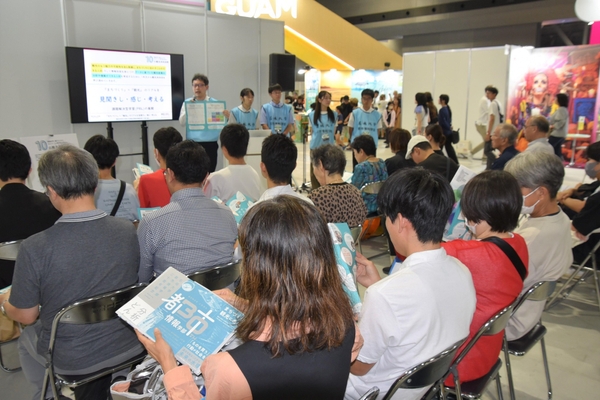 熱心に発表を聴く来場者