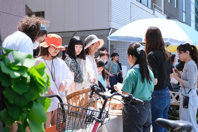 子供達も出店する側を手伝って参加