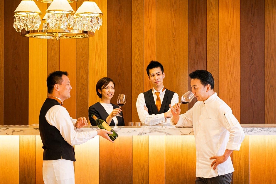 料理長もソムリエも一緒になってワイン試飲を(イメージ)