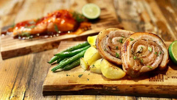 奥日向サーモンのウッドプランクグリル（奥）　ウッドプランクで仕上げた日南もち豚（手前）