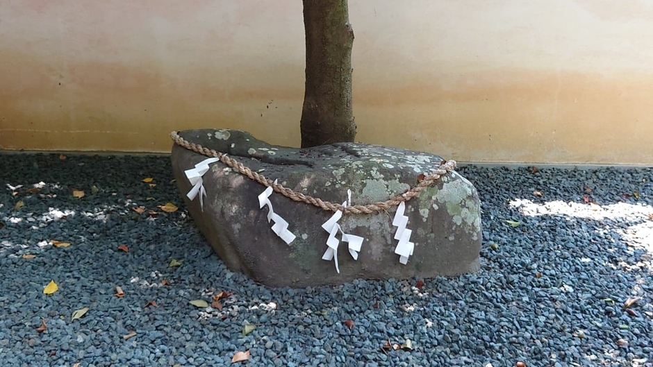 磐座　伊邪那岐尊(浮嶋神社様　中庭)