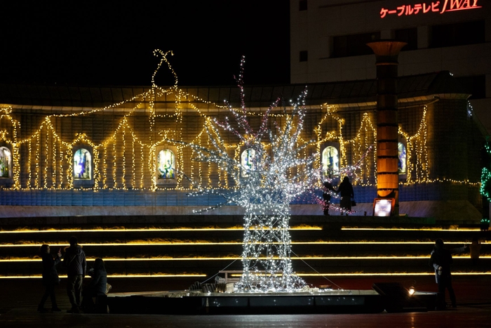 第16回（2015年）は、装飾を一新し、メインツリーの代わりに、市の花である桜の木を模した鉄の大型オブジェ「アイアンツリー」を制作しました。