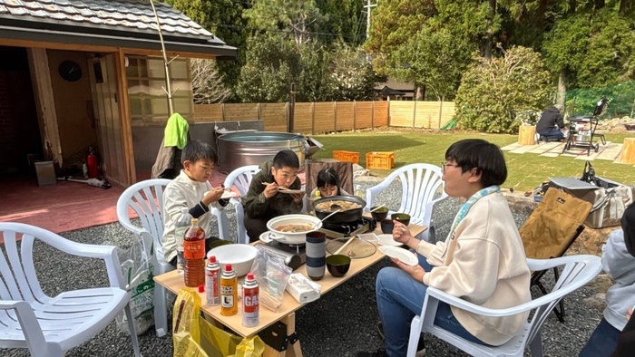 蔵の前でBBQ