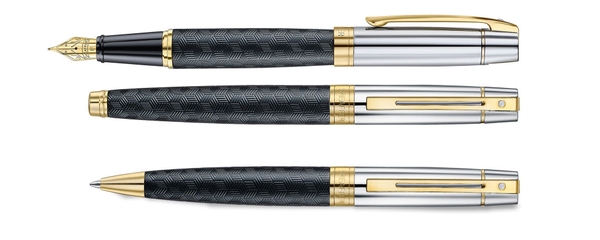 万年筆：キャップを開けた状態（上）、万年筆：キャップを閉じた状態（中）、ボールペン（下）