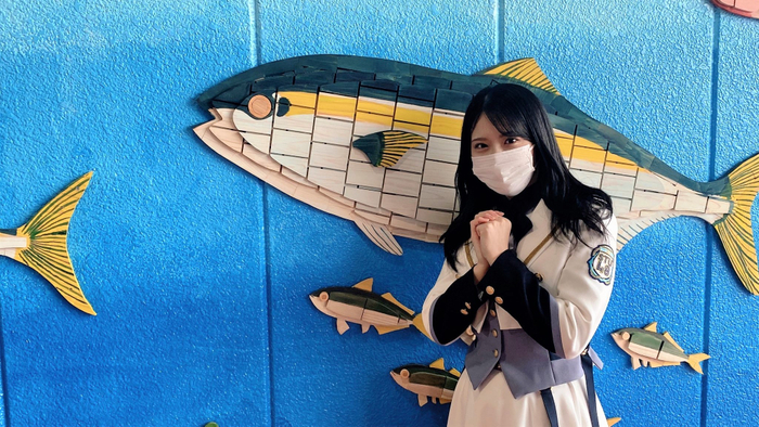 オシャレ壁画の前で撮影するSTU48矢野帆夏