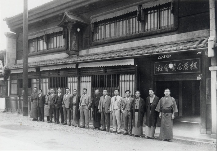 ▲昭和5年ごろ樋屋合資会社社屋前にて集合写真