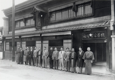 ▲昭和5年ごろ樋屋合資会社社屋前にて集合写真