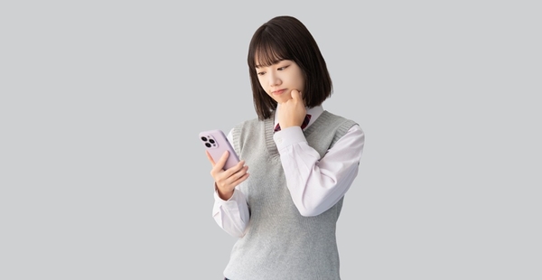 スマートフォンでインターネット上の健康情報を調べる女子高校生（イメージ図）