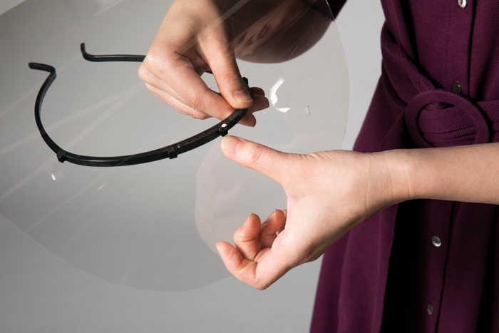 レイヤード フレームの突起にシールドの穴をはめ込みます