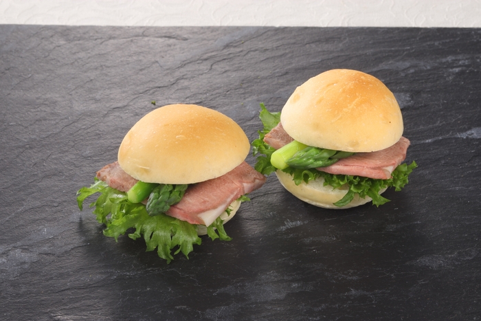 ローストビーフとアスパラのミニバーガー