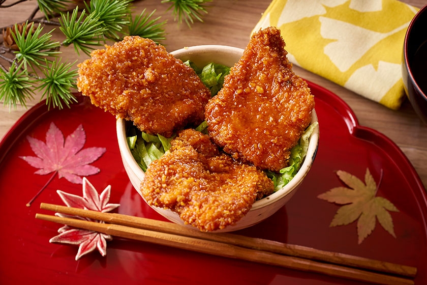 信州の郷土料理、ソースかつ。甘辛いタレの染みたかつとご飯の相性は箸が止まらない美味しさです。 (鹿教湯提供メニュー)