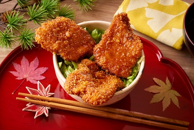 信州の郷土料理、ソースかつ。甘辛いタレの染みたかつとご飯の相性は箸が止まらない美味しさです。 (鹿教湯提供メニュー)