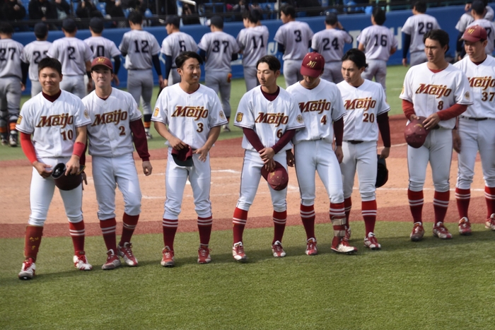 準決勝で惜しくも敗れ、応援席にあいさつする選手たち