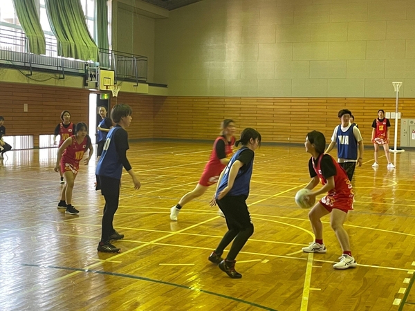 練習でボールを持ち、パスをする先を窺う濱田さん