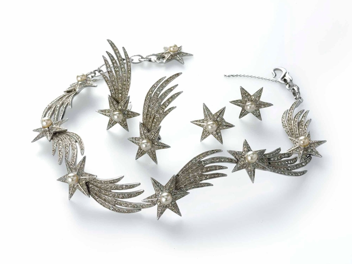 クリスチャン・ディオール《ネックレス、イヤリング》 デザイン:ロジェ・ジャン=ピエール 制作:ミッチェル・メイヤー 制作年:1954年頃 制作国:イギリス 素材:ラインストーン、模造パール、メタル