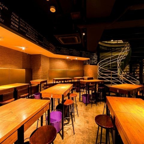 地下へと続く螺旋階段を囲むワインセラーが特徴的なマルゴグランデ(東京/新宿三丁目)