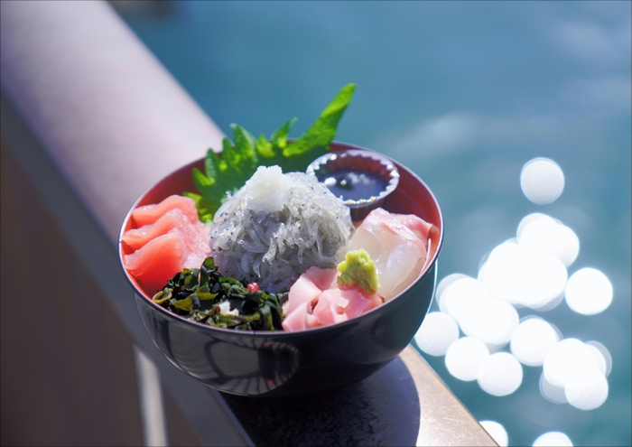 「淡路島タコステ」名物の生しらす丼(税込1&#44;280円)