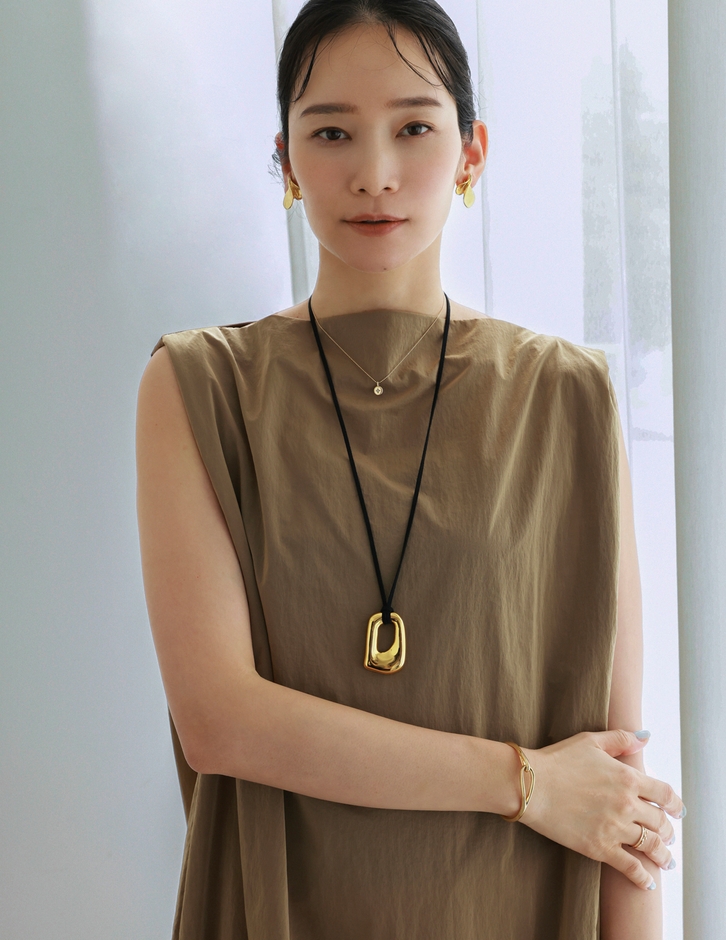 上品なアクセントを添える、アレルギー対応ペンダント