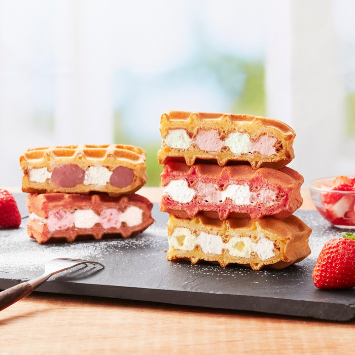 ふんわりワッフルといちごのしあわせな出会い!