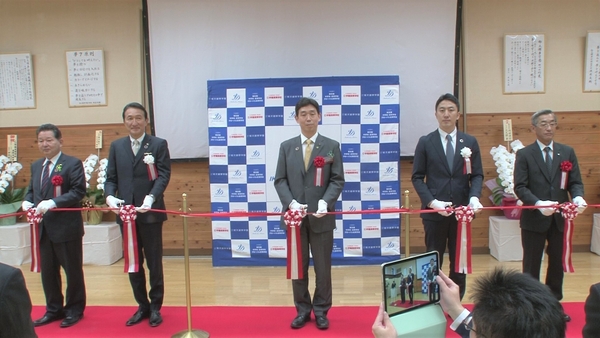 (左より東御市花岡利夫市長、ID学園高等学校渡邉美樹理事長、小岩正貴長野県副知事、ID学園高等学校古澤校長、長野県私立中学高等学校協会安藤善二会長) ※写真撮影のため一時マスクを外していただいております