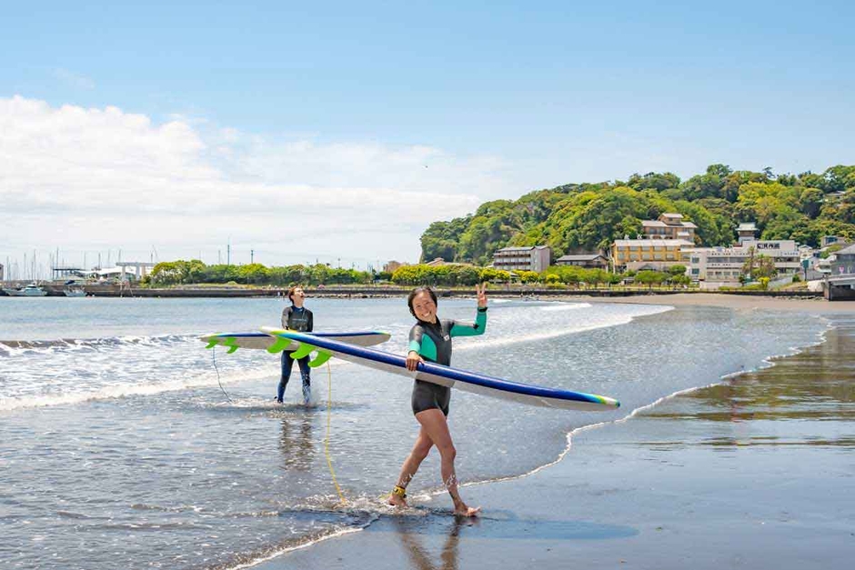 仲間とサーフィンをエンジョイ