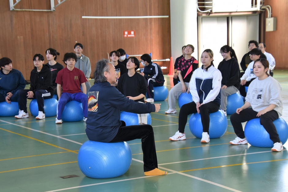 バランスボールを使った運動を荒木名誉教授が紹介