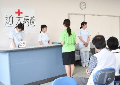 病院窓口での患者応対の実演