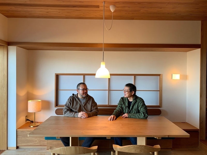 建築家の伊礼智さん(右)とコピーライターの岡本欣也さん(左)