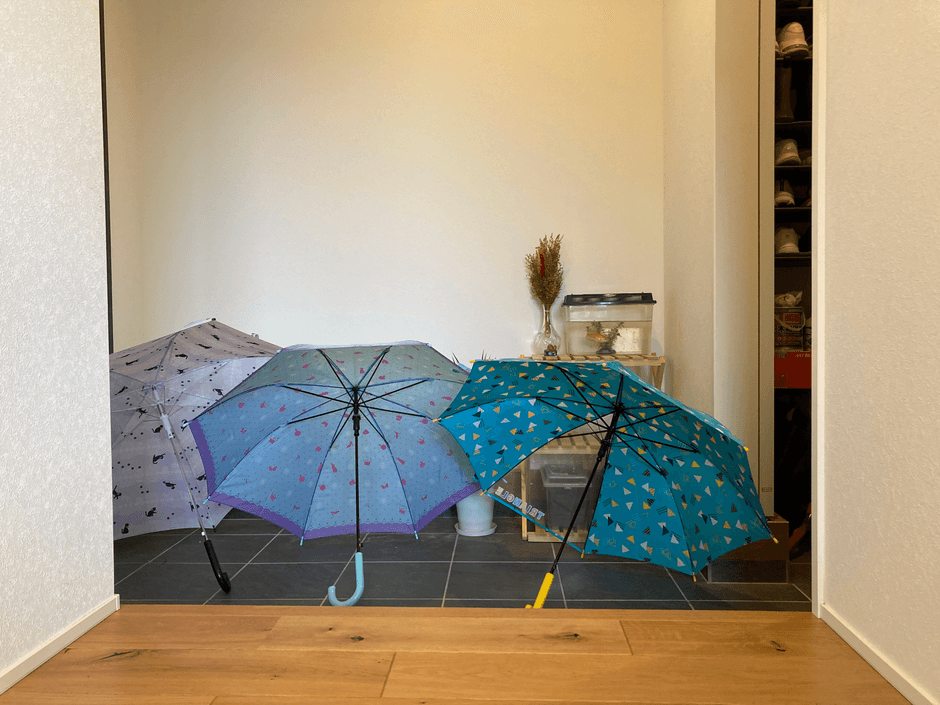 土間で傘を乾かすことができれば風で飛ばされる心配もない