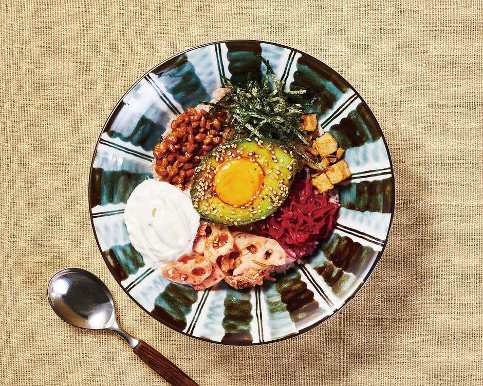 Tsumugiオリジナルブッダボウル「月見アボカドと納豆のブッダボウル」 1,100円(税込1,210円)