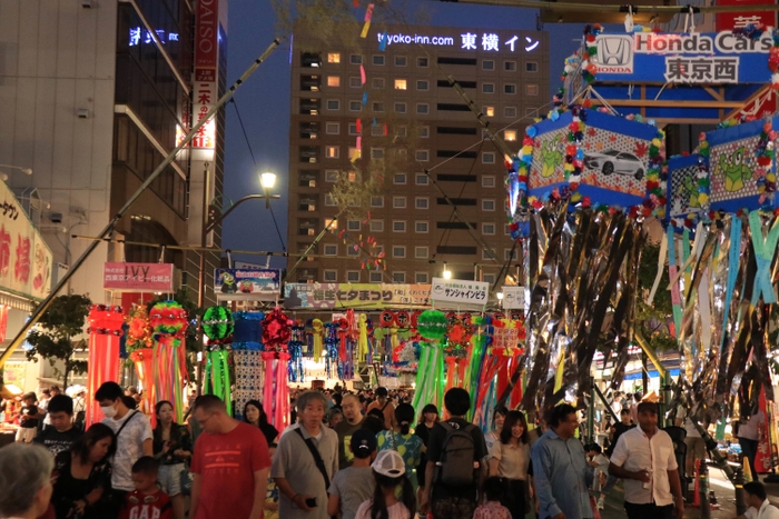 賑わう夜の駅前通り