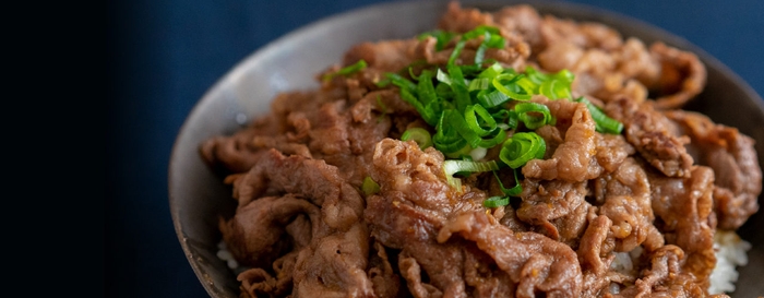 あわくろの展開ブランド「ウチは牧場だから」の焼肉丼