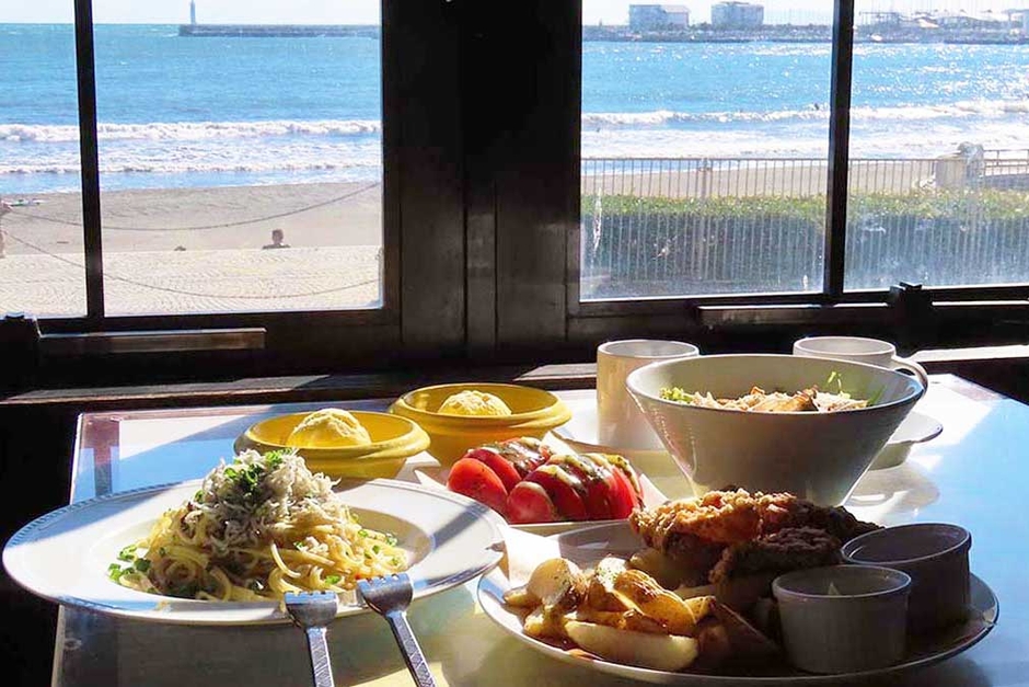 江ノ島と海を眺めながらお食事