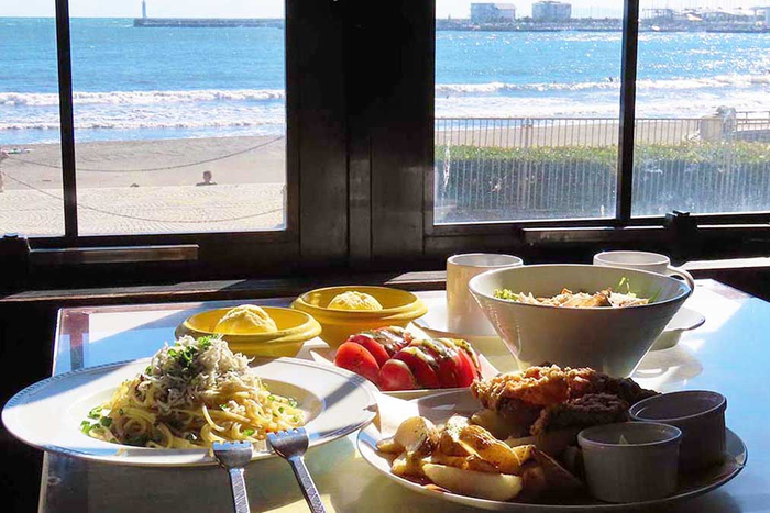 江ノ島と海を眺めながらお食事