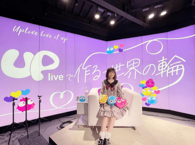 MC席でポーズをとるみーたん(UpID:miwa_wing)