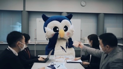 TikTok開設に向け指揮を執るめいじろう(中央)
