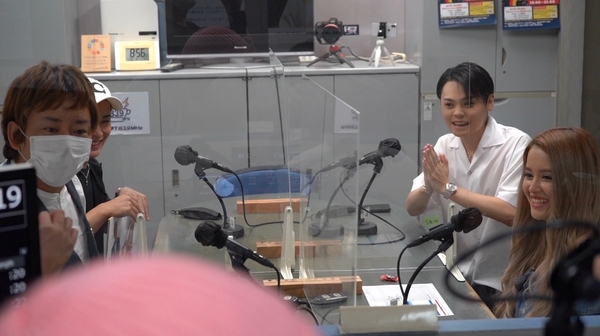 番組「しんごちゃんとバナナちゃんのラブ注入」［撮影：宗像 ］［左：楽しんご 右：戸田英志］