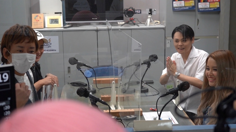 番組「しんごちゃんとバナナちゃんのラブ注入」［撮影：宗像 ］［左：楽しんご 右：戸田英志］