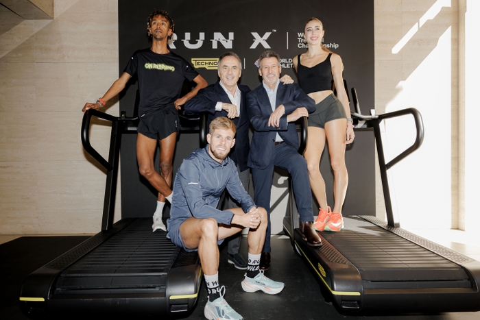 (後列左から)2022年欧州陸上選手権10&#44;000m金メダリスト イエマネベラン・クリッパ選手(伊)、Technogym創業者兼CEO ネリオ・アレッサンドリ、世界陸連 セバスチャン・コー会長、2022年欧州クロスカントリー選手権混合リレー金メダリスト ガイア・サバティーニ選手(伊) (前列)2025年世界陸上選手権男子10&#44;000m金メダリスト ジミー・グレシエ選手(仏)
