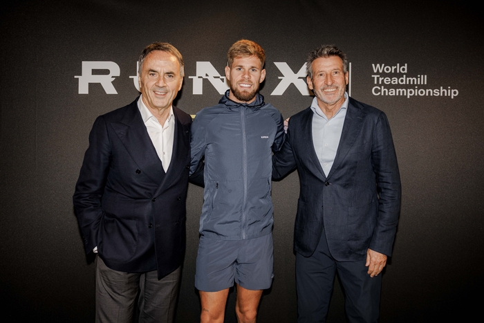 (左から)Technogym創業者兼CEO ネリオ・アレッサンドリ、2025年世界陸上選手権男子10,000m金メダリスト ジミー・グレシエ選手(仏)、世界陸連 セバスチャン・コー会長