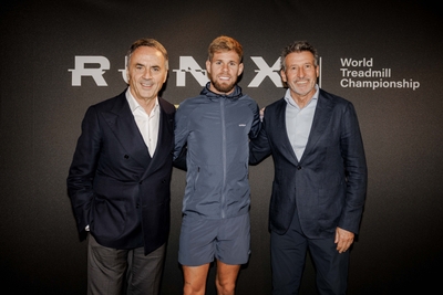 (左から)Technogym創業者兼CEO ネリオ・アレッサンドリ、2025年世界陸上選手権男子10,000m金メダリスト ジミー・グレシエ選手(仏)、世界陸連 セバスチャン・コー会長