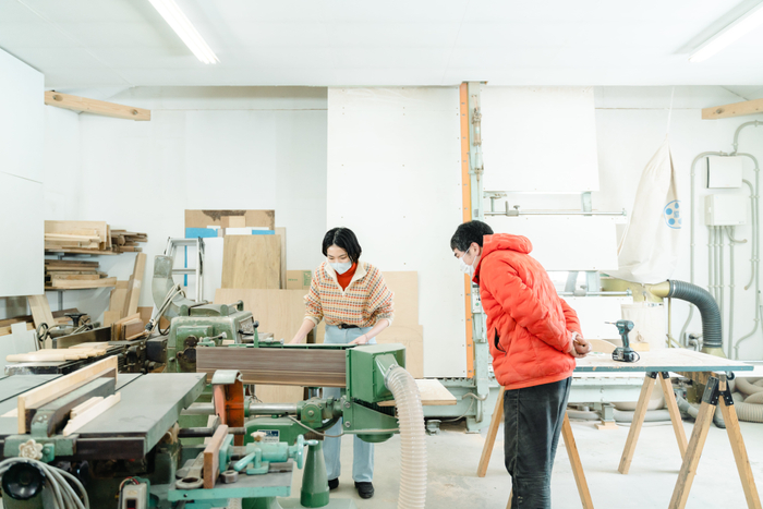 町の家具工房で、職人さんからスツールづくりを学ぶ参加者