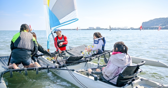 インストラクターがサポートし、出艇する様子