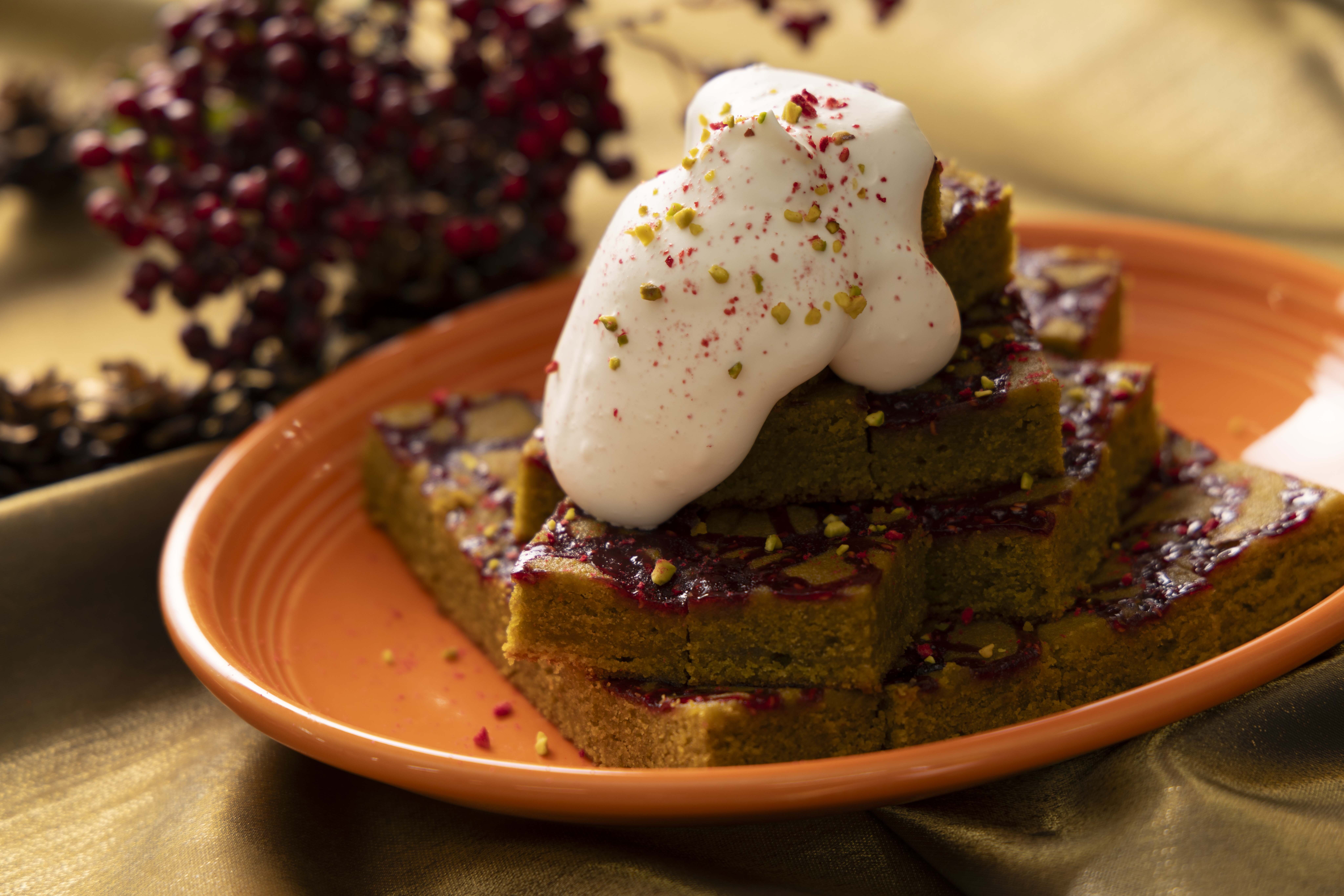 聖なる夜に輝くスノーツリー~ピスタチオとラズベリーのタルト