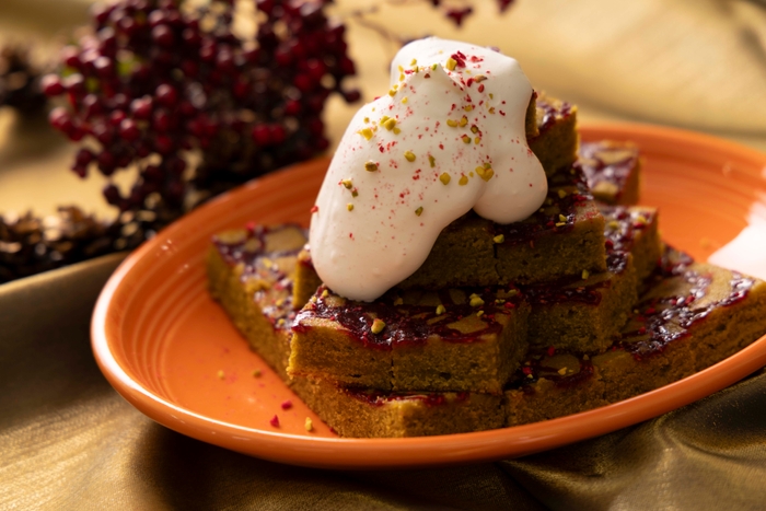 聖なる夜に輝くスノーツリー~ピスタチオとラズベリーのタルト