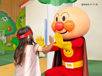 アンパンマンたちとタッチやハグでごあいさつ