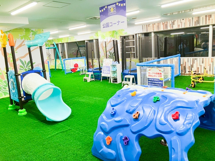 雨の日でもすべり台やブランコで遊べる